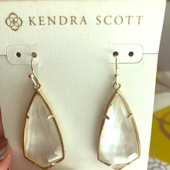 Kendra Scott Jewelry - Kendra Scott/Carla Ivory Pearl Drop-~Like NEW~